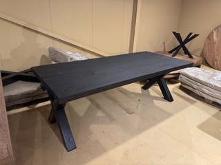 Eettafel, zwart mangohout, zwart metalen X-poot